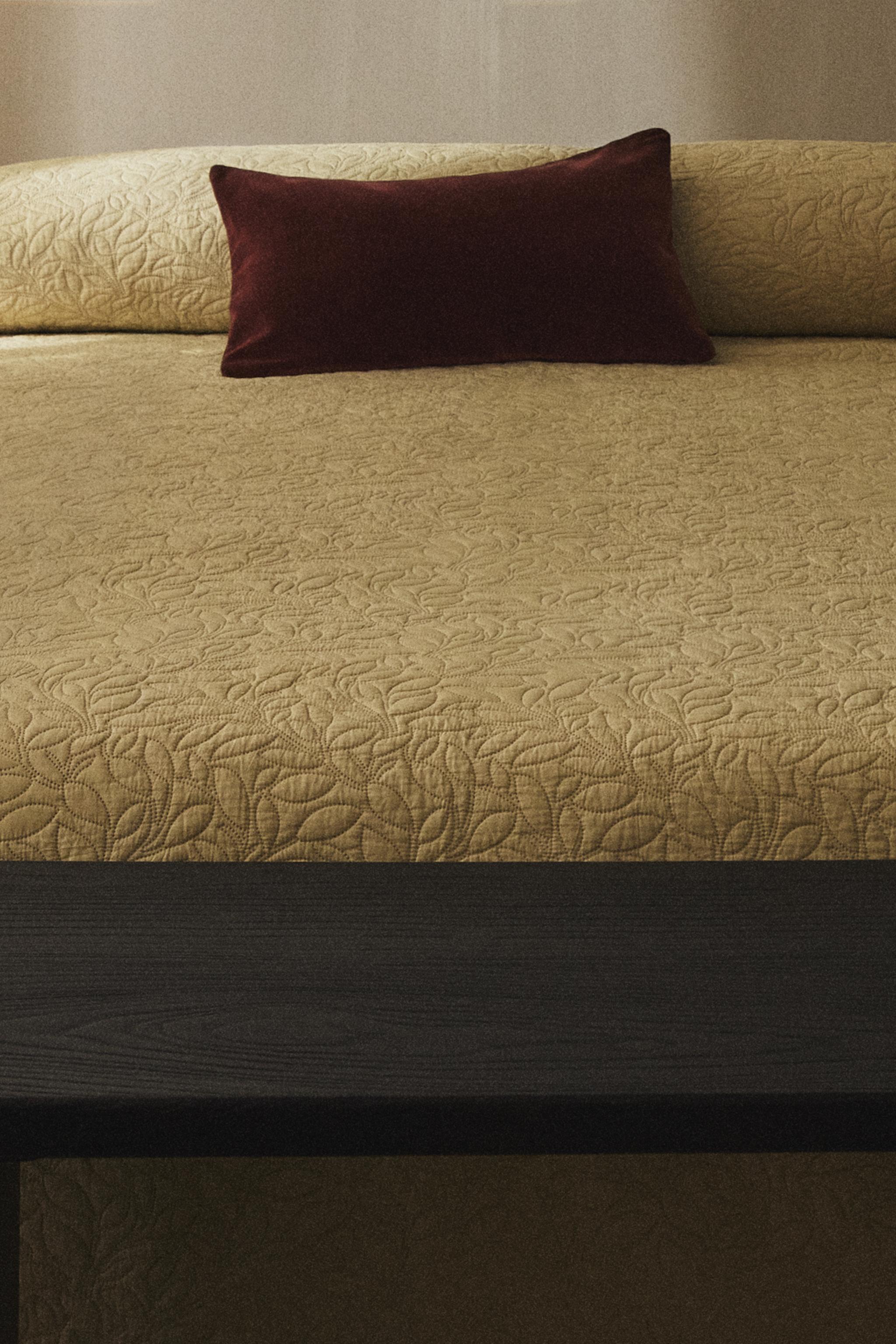 MICROFIBER QUILT WITH A LEAF PRINT